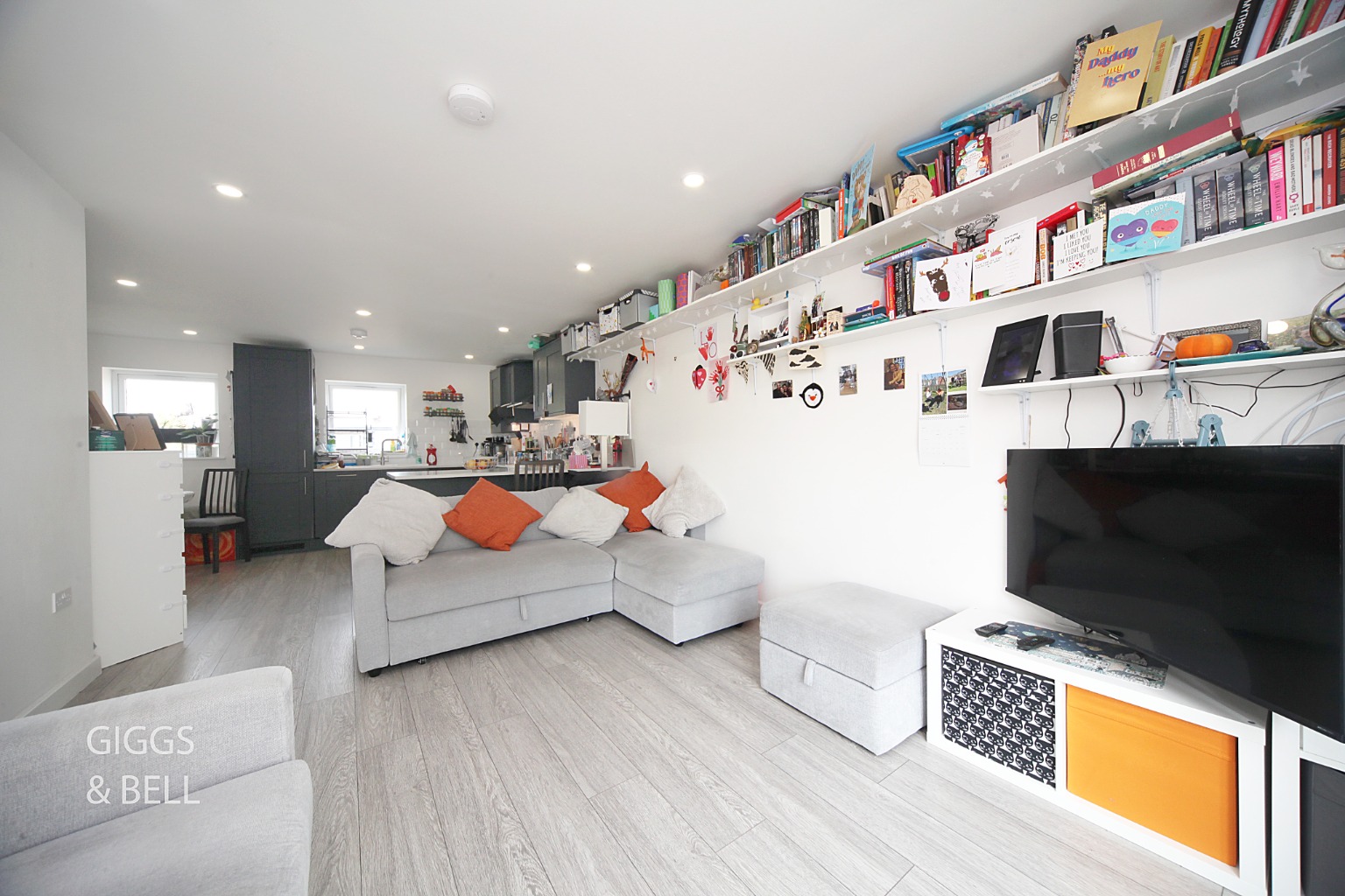 2 bed flat for sale in Old Bedford Road, Luton  - Property Image 3