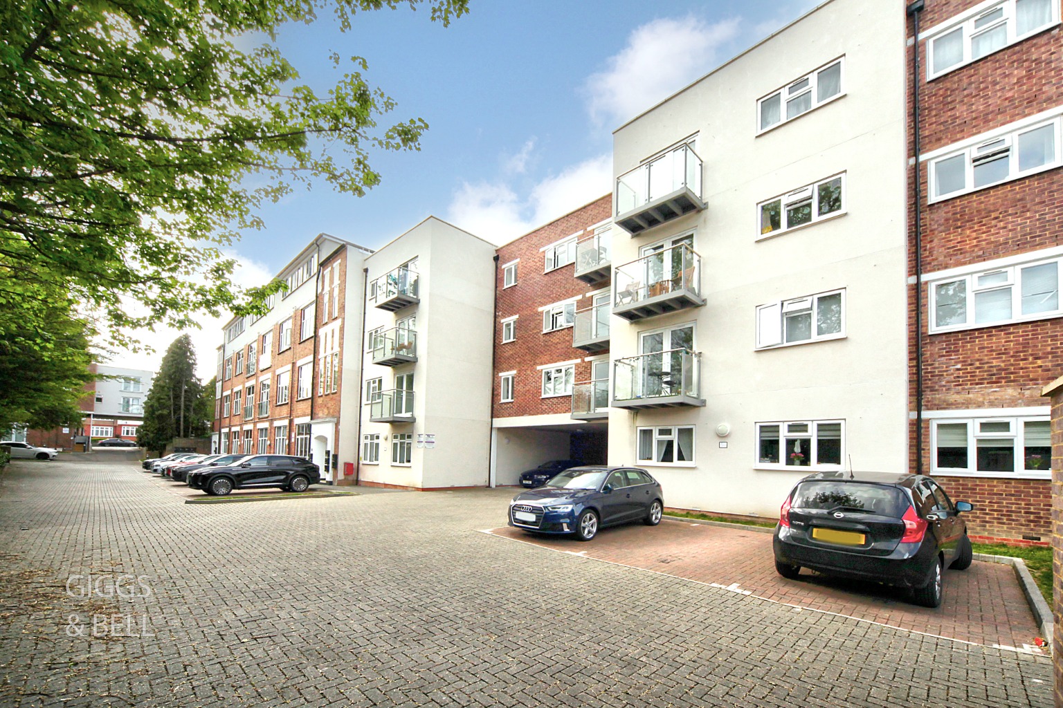 2 bed flat for sale in Old Bedford Road, Luton, LU2 