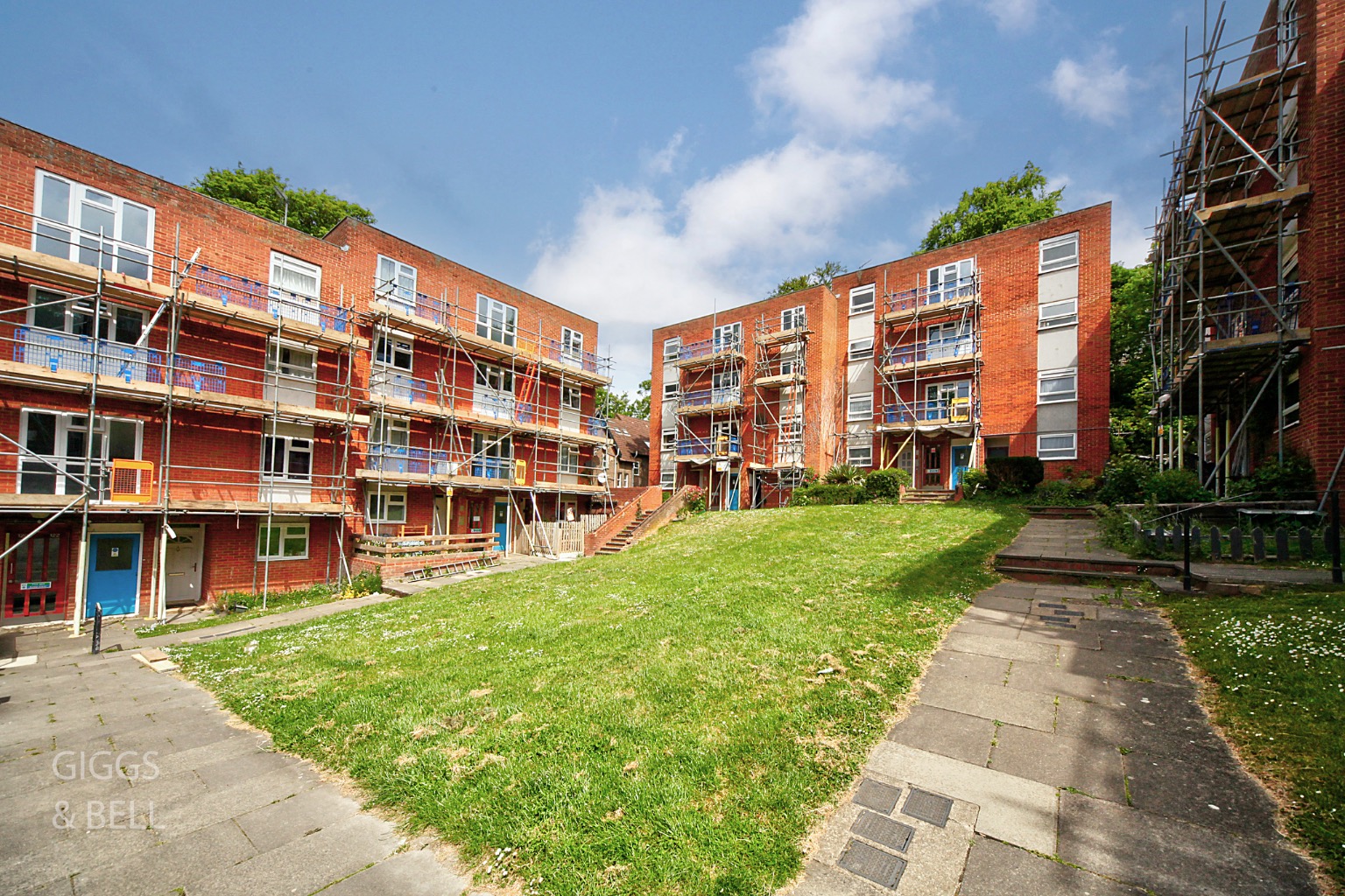 3 bed flat for sale in Moulton Rise, Luton, LU2 