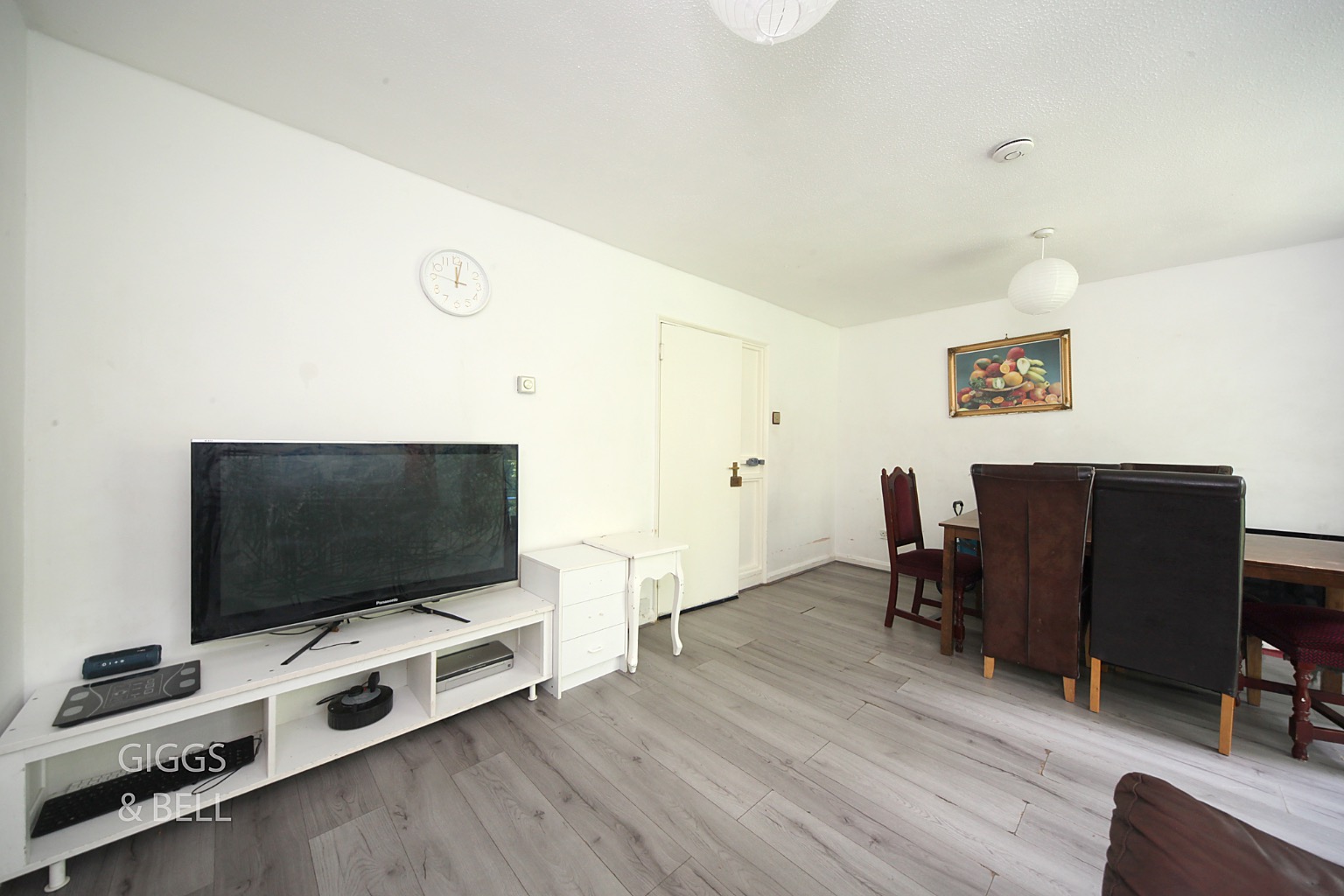 3 bed flat for sale in Moulton Rise, Luton  - Property Image 2