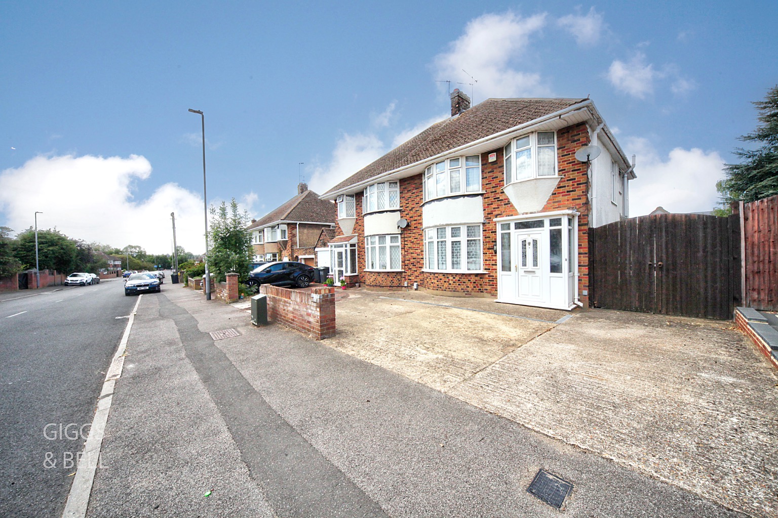 3 bed semi-detached house for sale in Kingsdown Avenue, Luton - Property Image 1