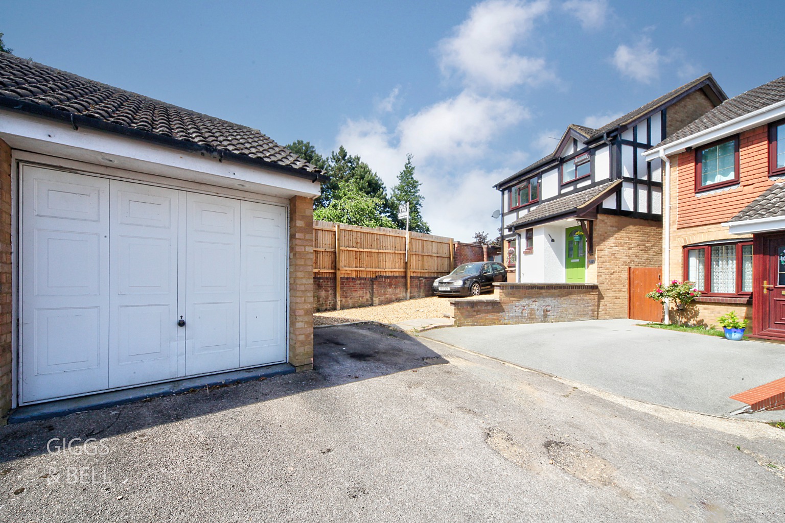 4 bed detached house for sale in Reedsdale, Luton, LU2 