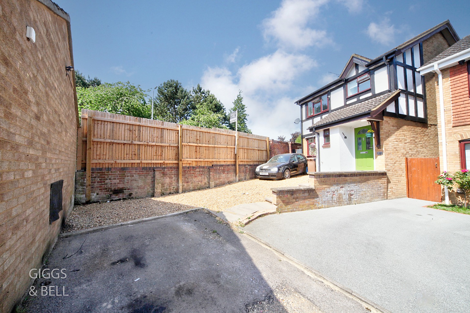 4 bed detached house for sale in Reedsdale, Luton  - Property Image 2