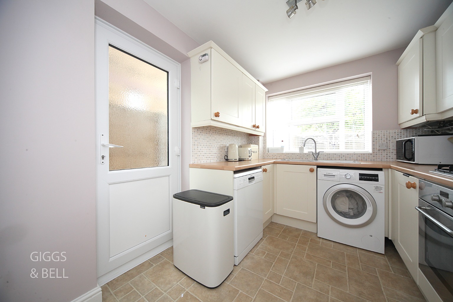 3 bed semi-detached house for sale in Rochford Drive, Luton 8