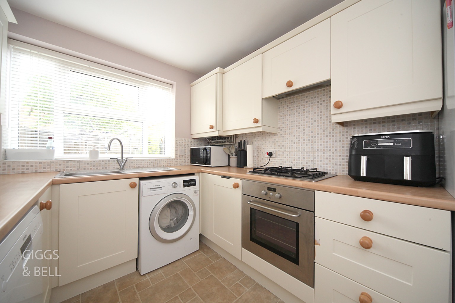 3 bed semi-detached house for sale in Rochford Drive, Luton  - Property Image 8