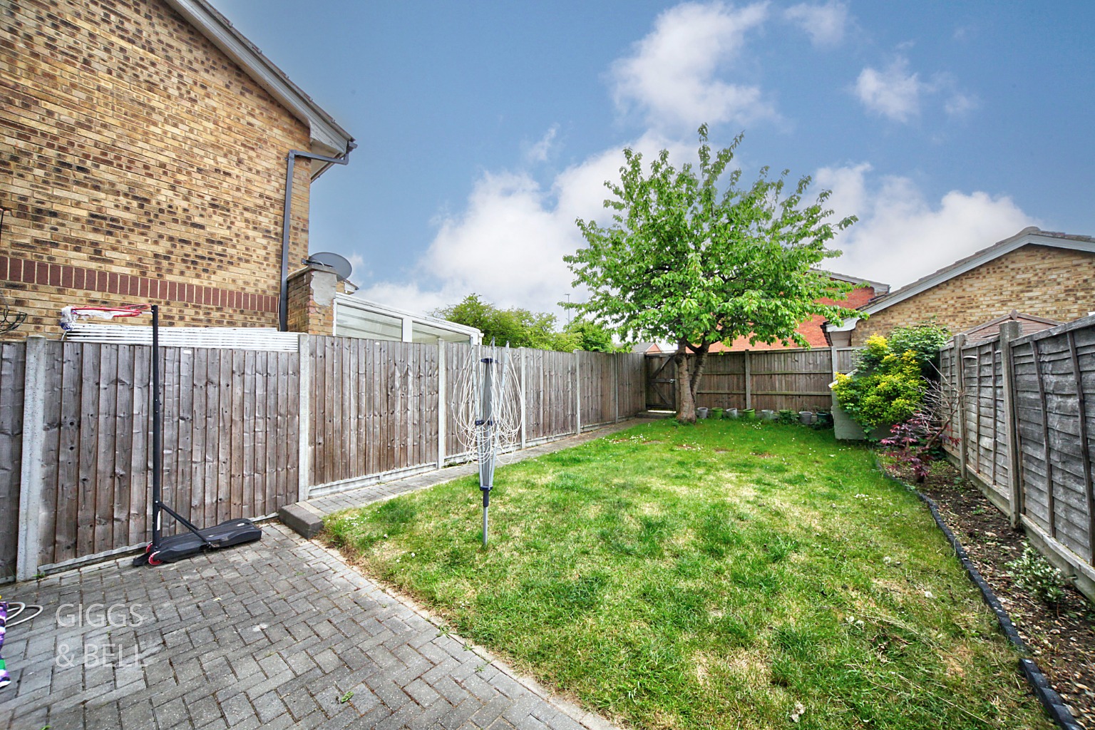 3 bed semi-detached house for sale in Rochford Drive, Luton  - Property Image 19