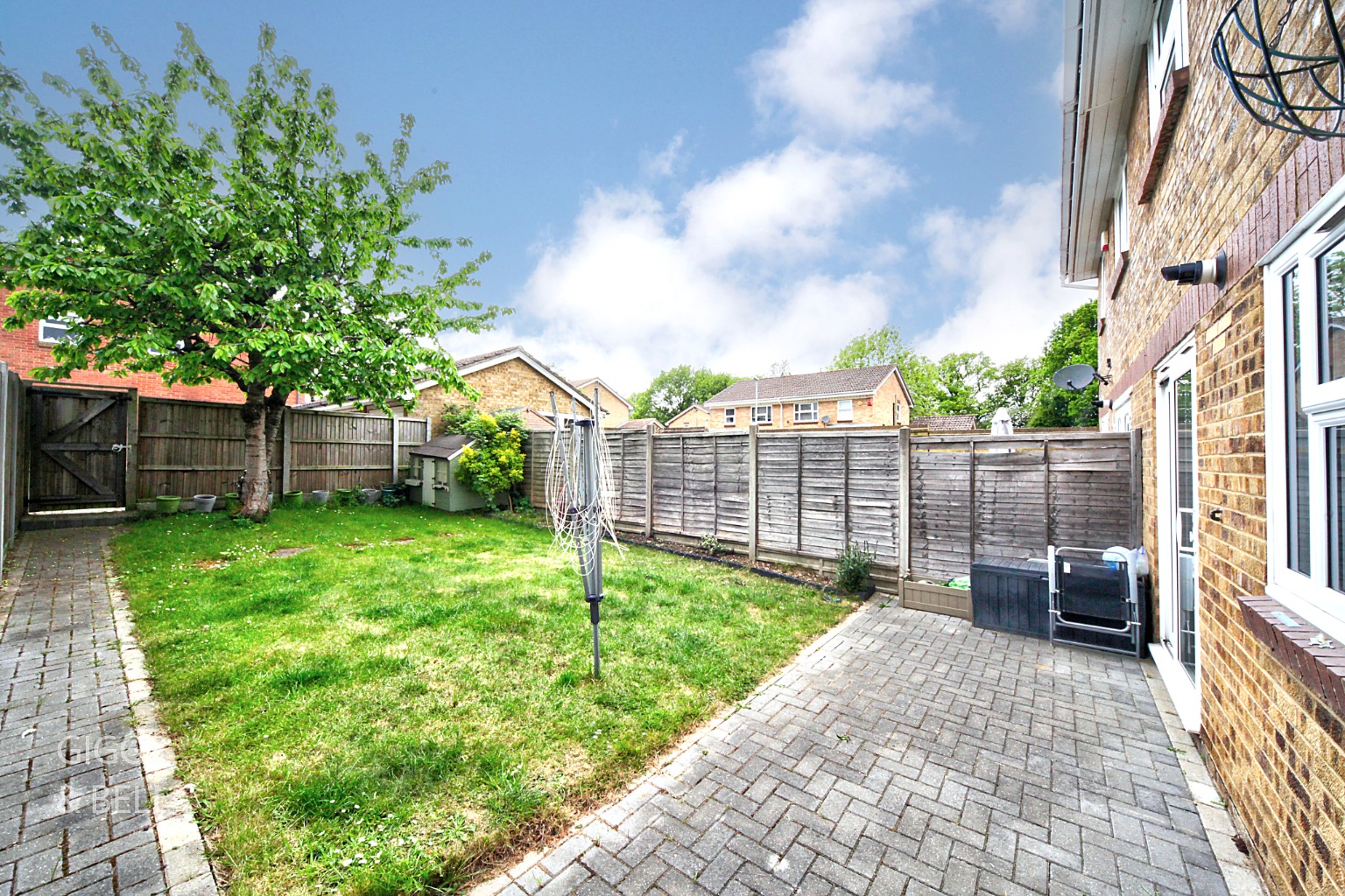 3 bed semi-detached house for sale in Rochford Drive, Luton 19