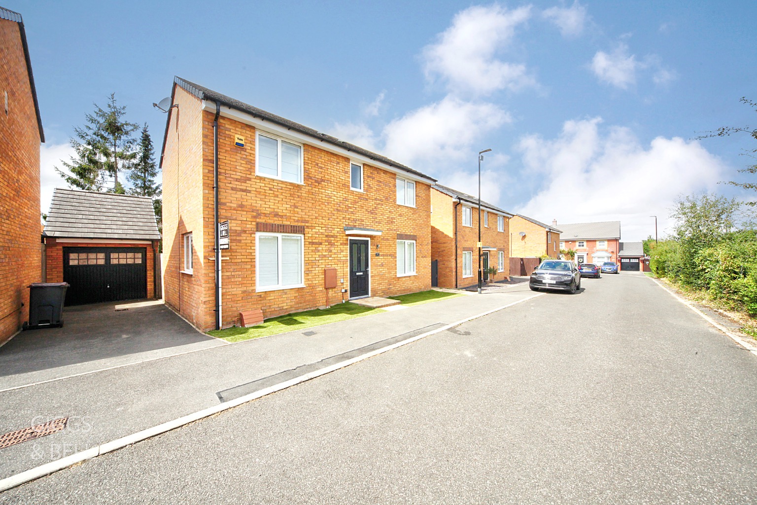 3 bed detached house for sale in Turnpike Drive, Luton - Property Image 1
