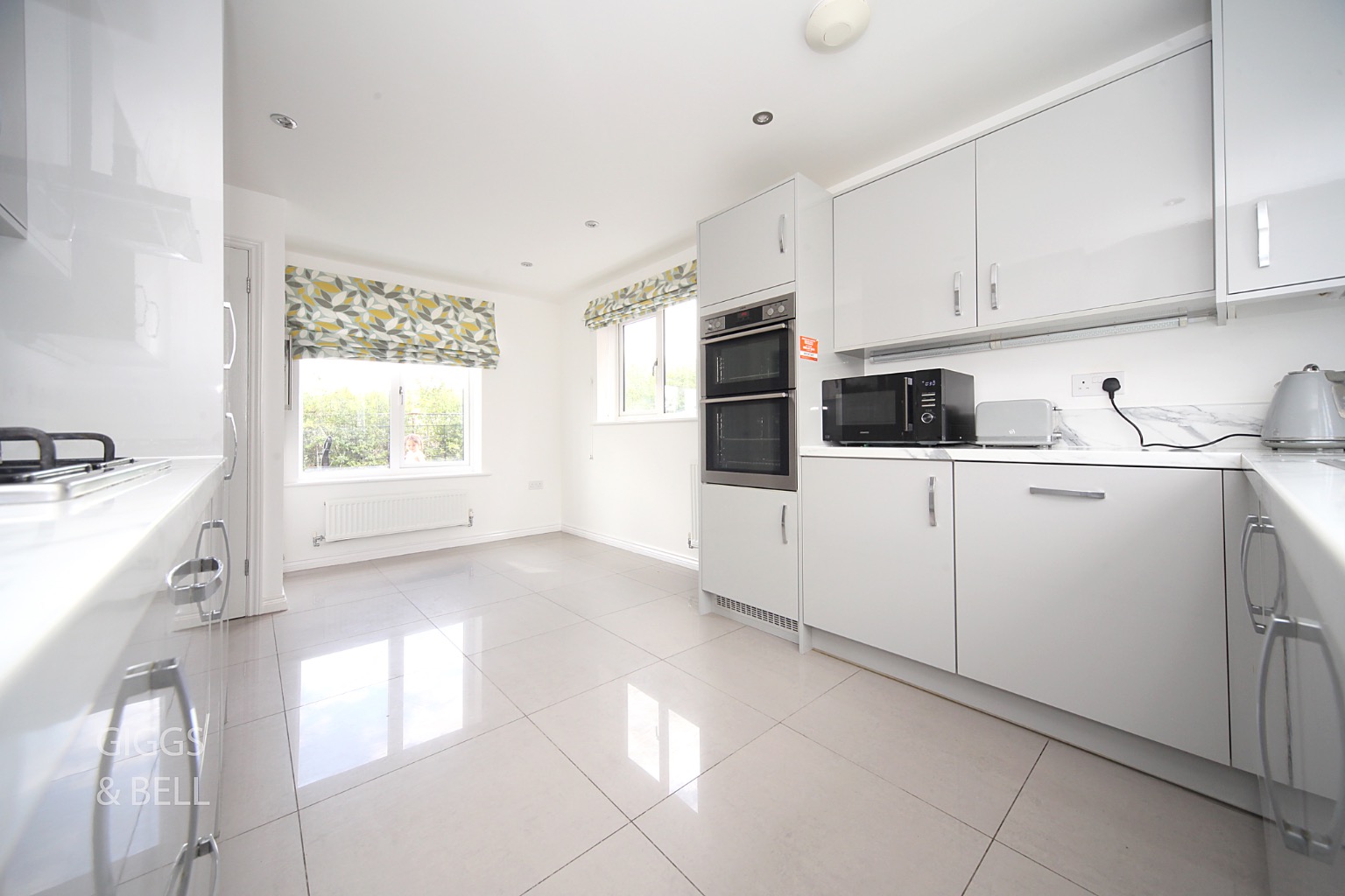 3 bed detached house for sale in Turnpike Drive, Luton 5