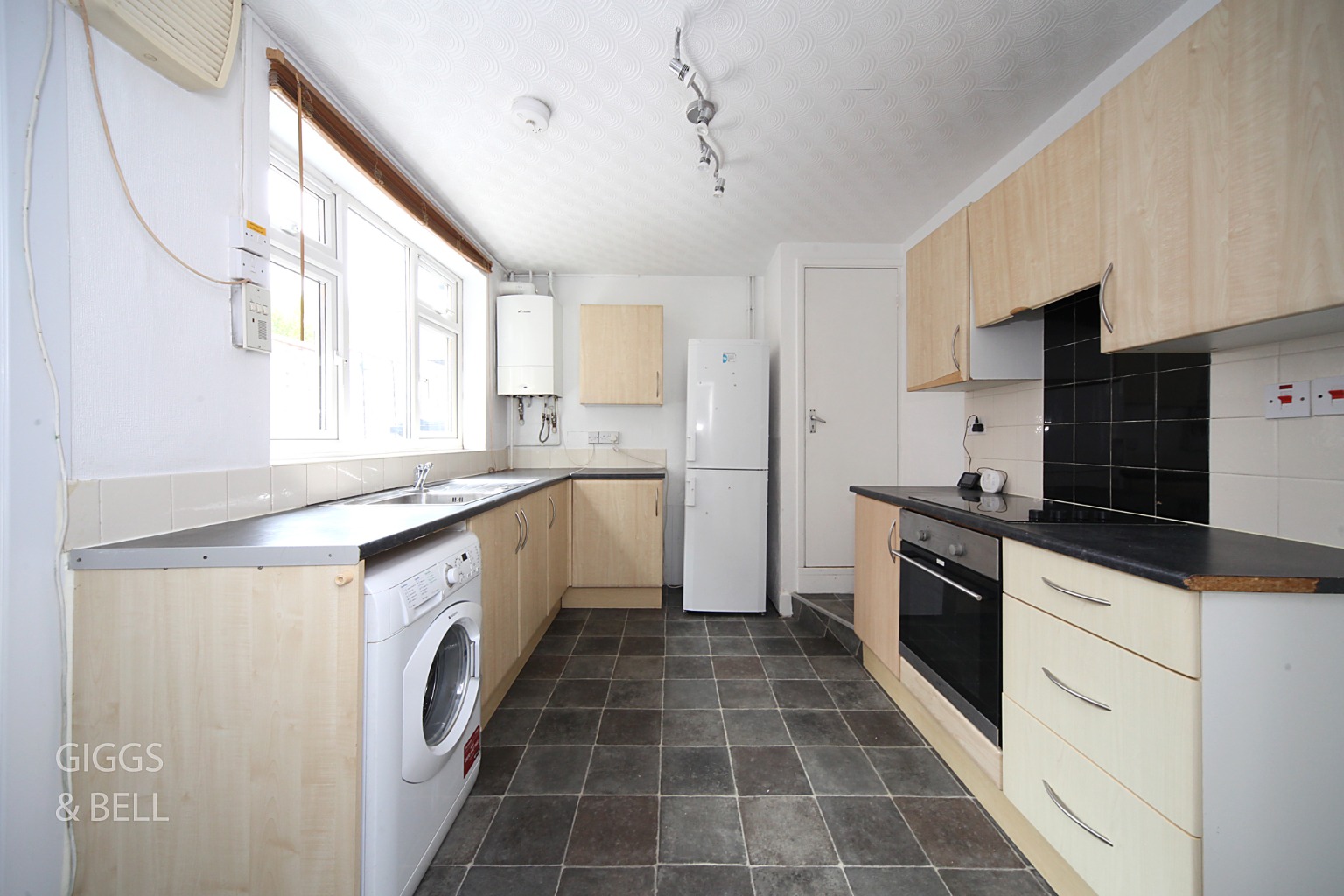 3 bed terraced house for sale in Kingsland Road, Luton 5