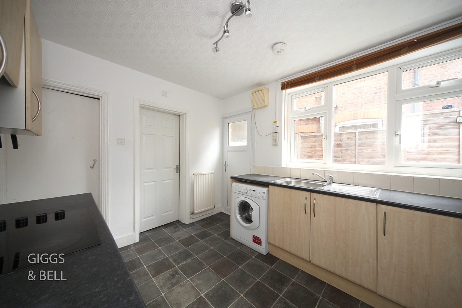 3 bed terraced house for sale in Kingsland Road, Luton 6