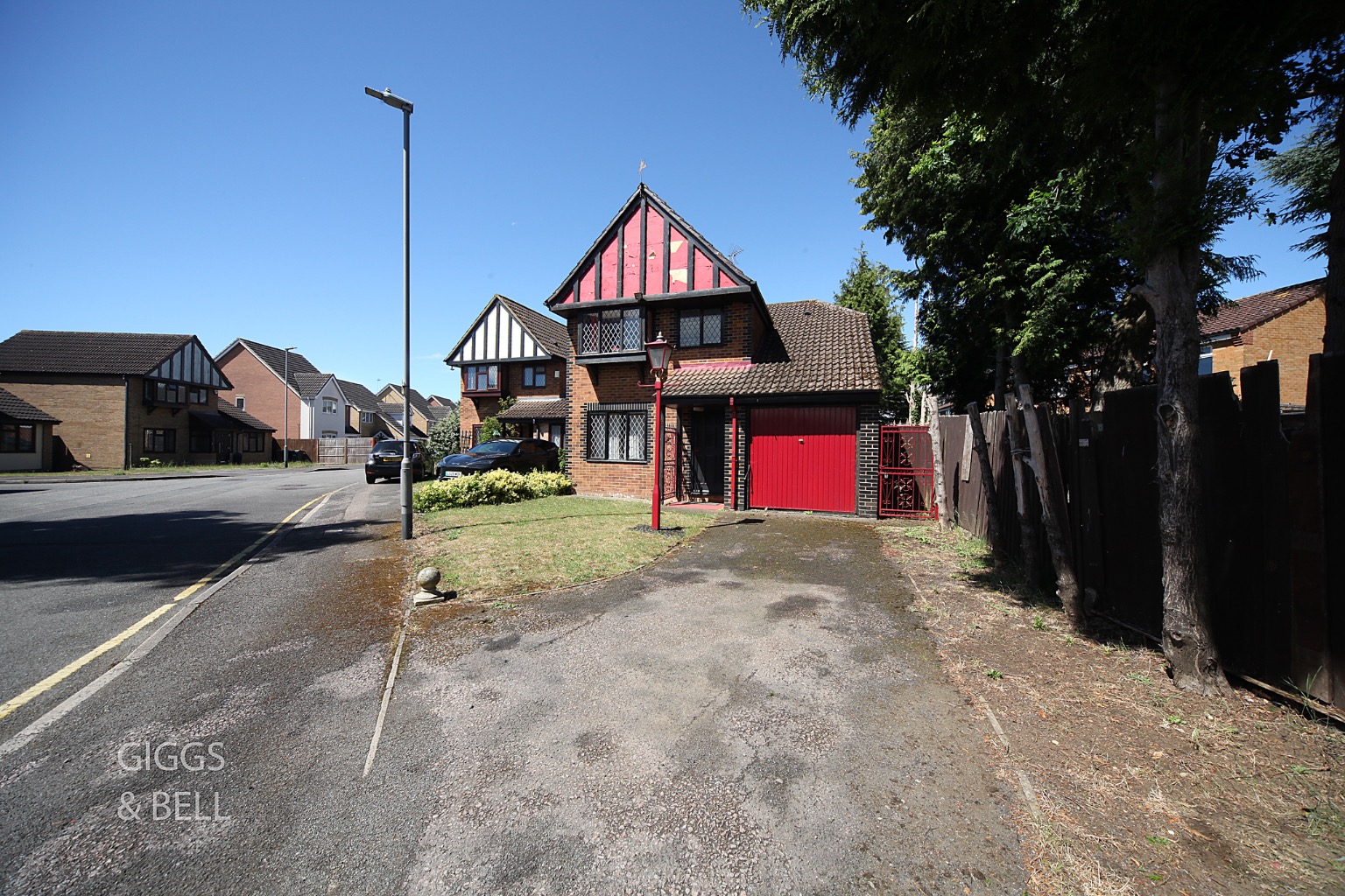3 bed detached house for sale in Linacres, Luton - Property Image 1