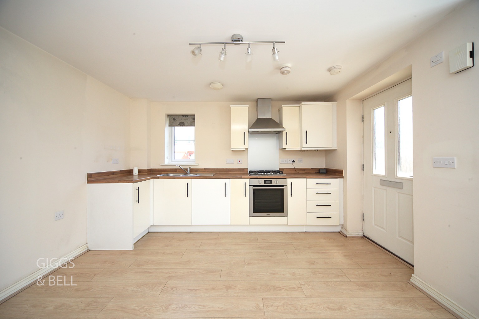 1 bed ground floor maisonette for sale in Verde Close, Luton 1