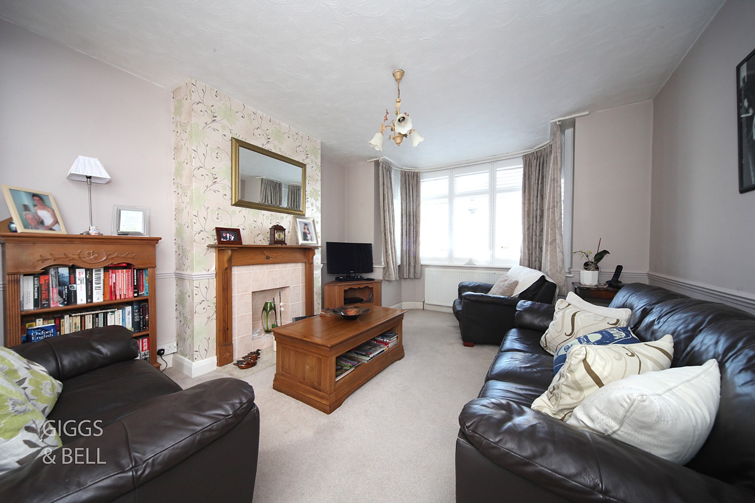 3 bed semi-detached house for sale in Strathmore Avenue, Luton  - Property Image 2