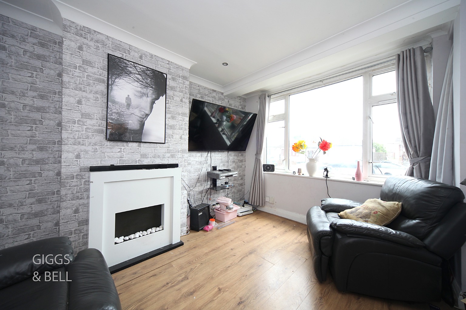 3 bed terraced house for sale in Stanford Road, Luton  - Property Image 2