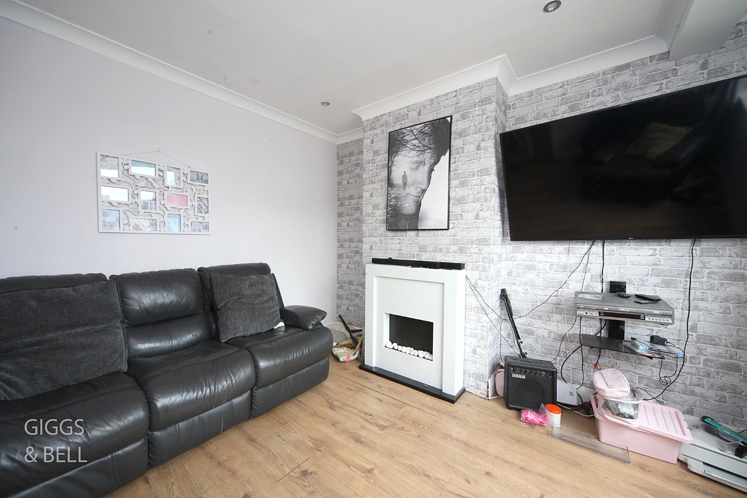 3 bed terraced house for sale in Stanford Road, Luton 2