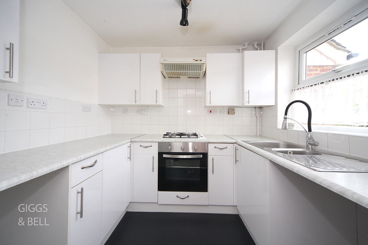 2 bed terraced house for sale in Rochford Drive, Luton  - Property Image 3