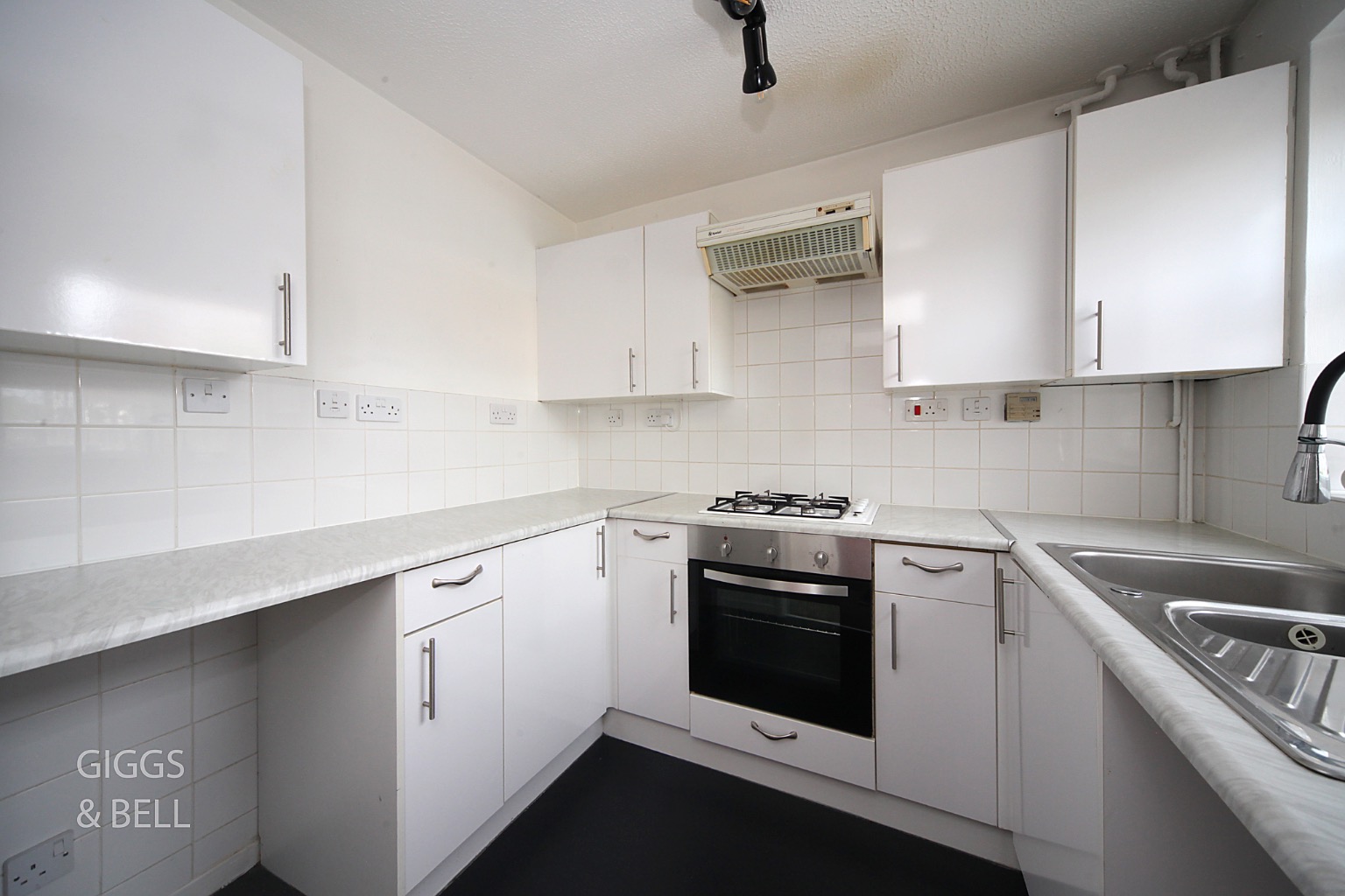 2 bed terraced house for sale in Rochford Drive, Luton  - Property Image 4