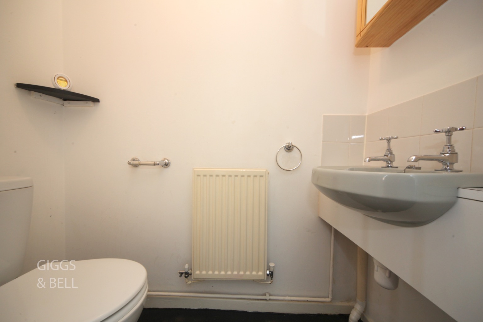 2 bed terraced house for sale in Rochford Drive, Luton  - Property Image 2