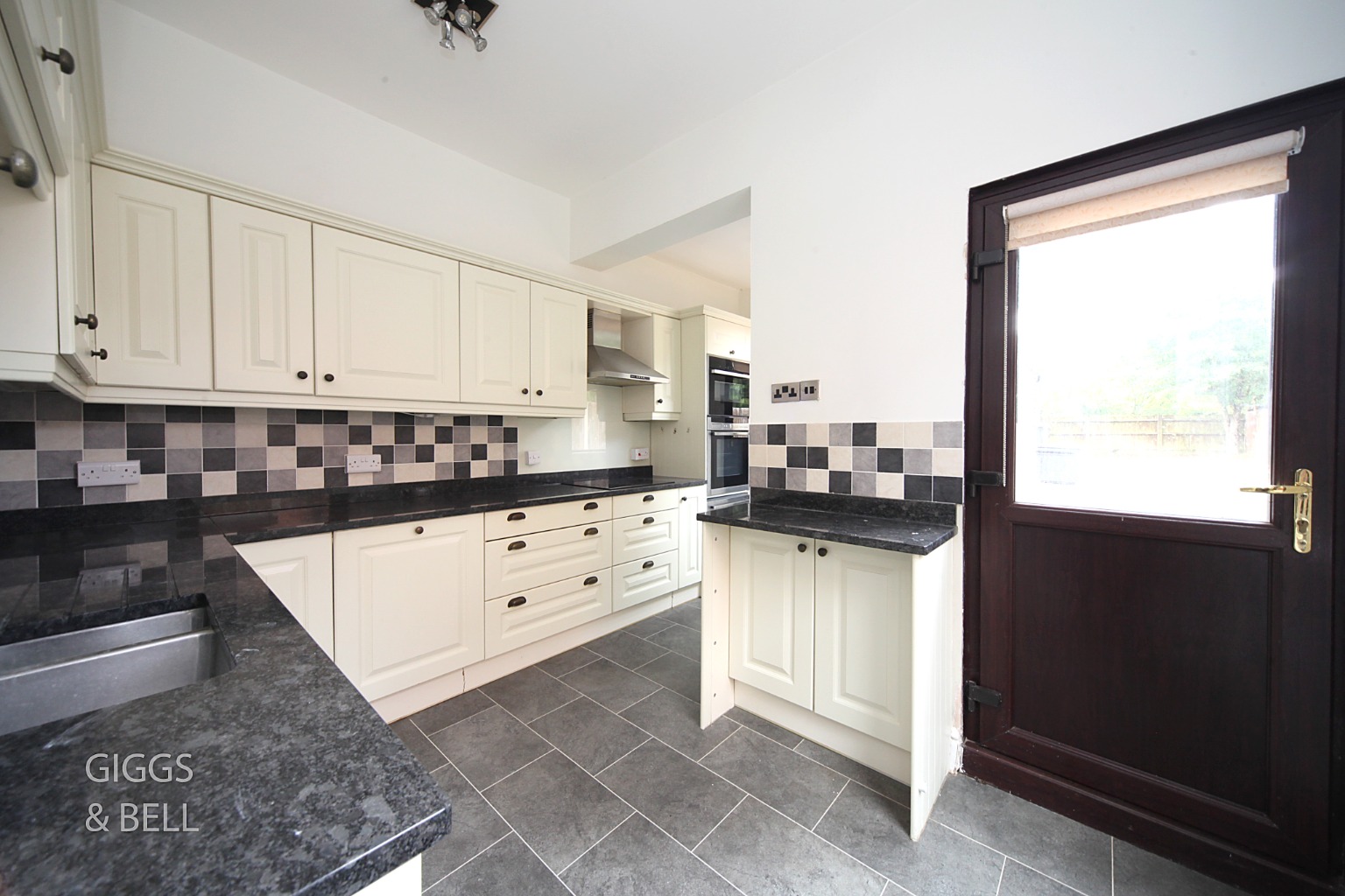 4 bed semi-detached house for sale in West Hill Road, Luton 11