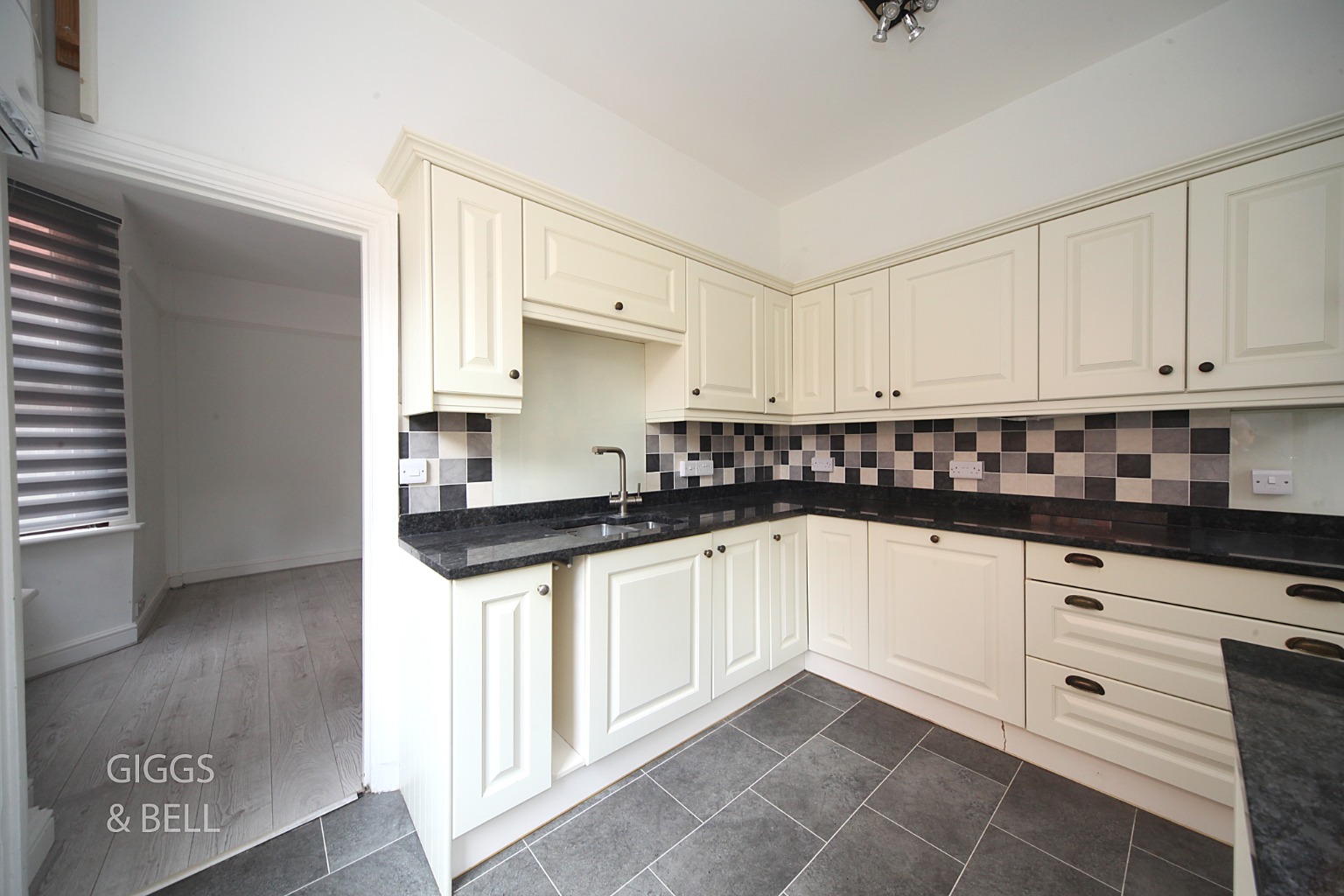 4 bed semi-detached house for sale in West Hill Road, Luton  - Property Image 11