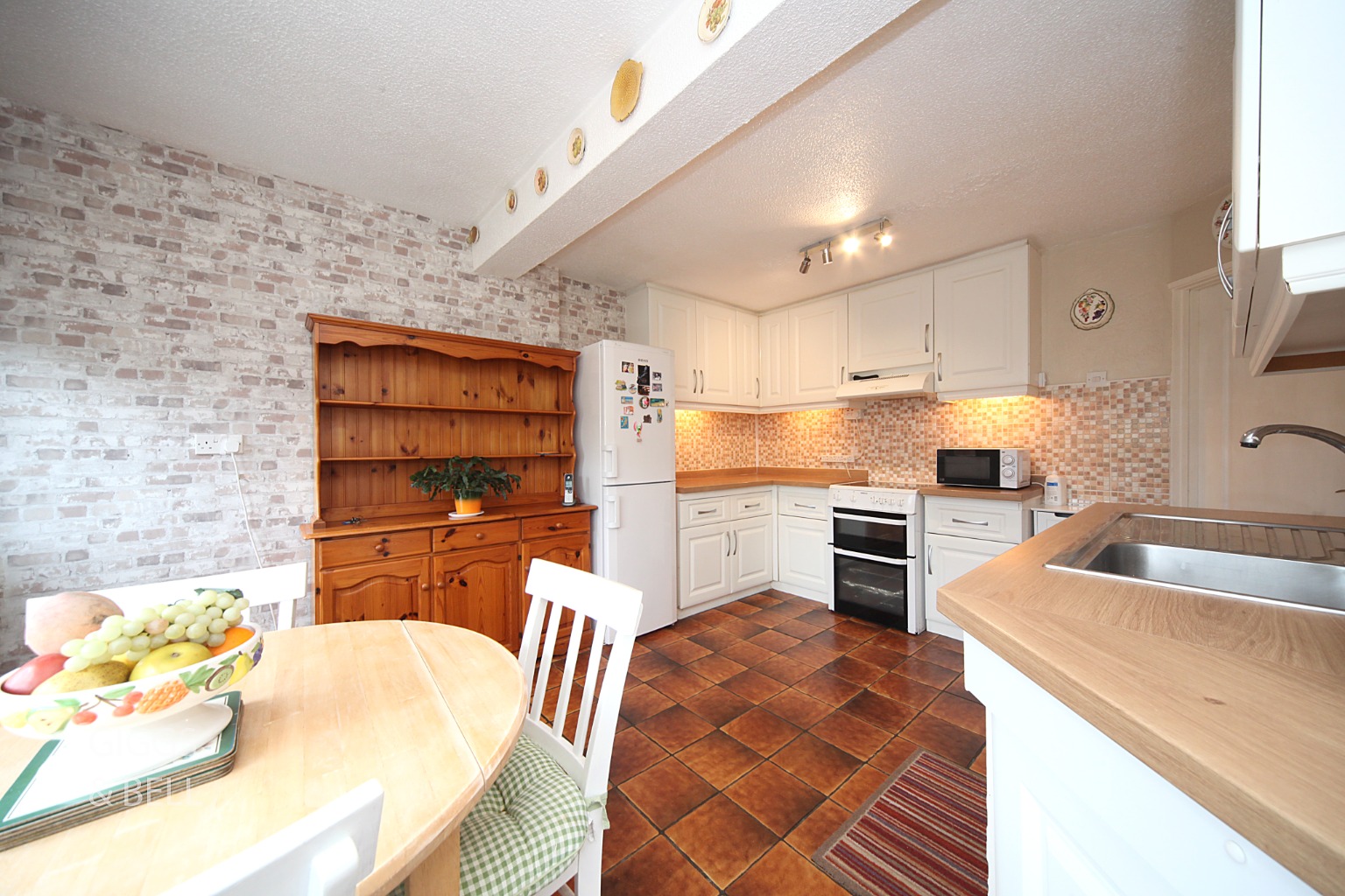 3 bed semi-detached house for sale in Eastfield Close, Luton 4