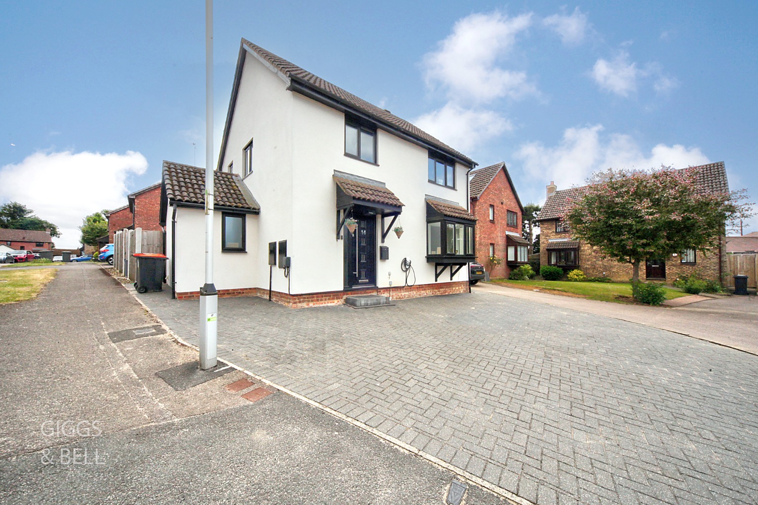 3 bed detached house for sale in Holly Farm Close, Luton - Property Image 1