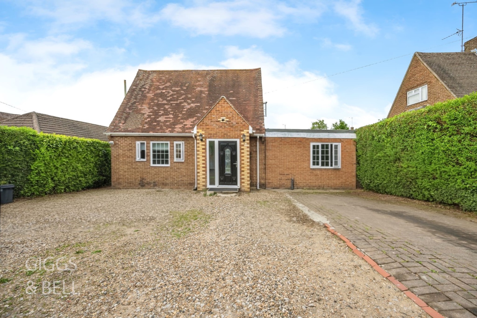 4 bed detached bungalow for sale in Lockhart Close, Dunstable, LU6