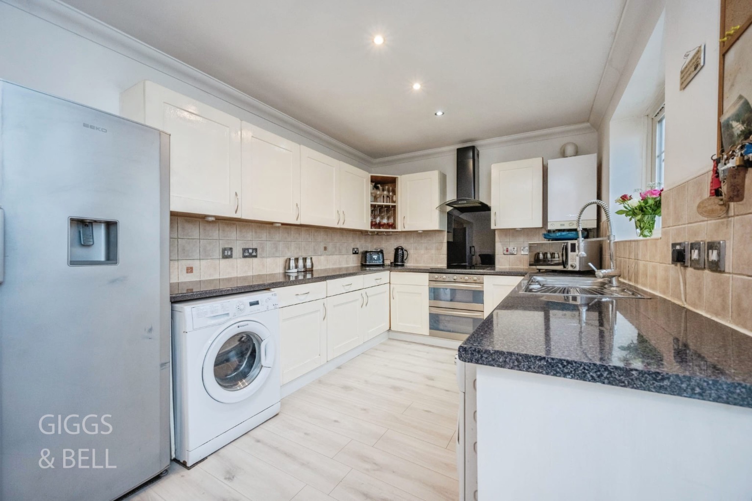 4 bed detached bungalow for sale in Lockhart Close, Dunstable 7
