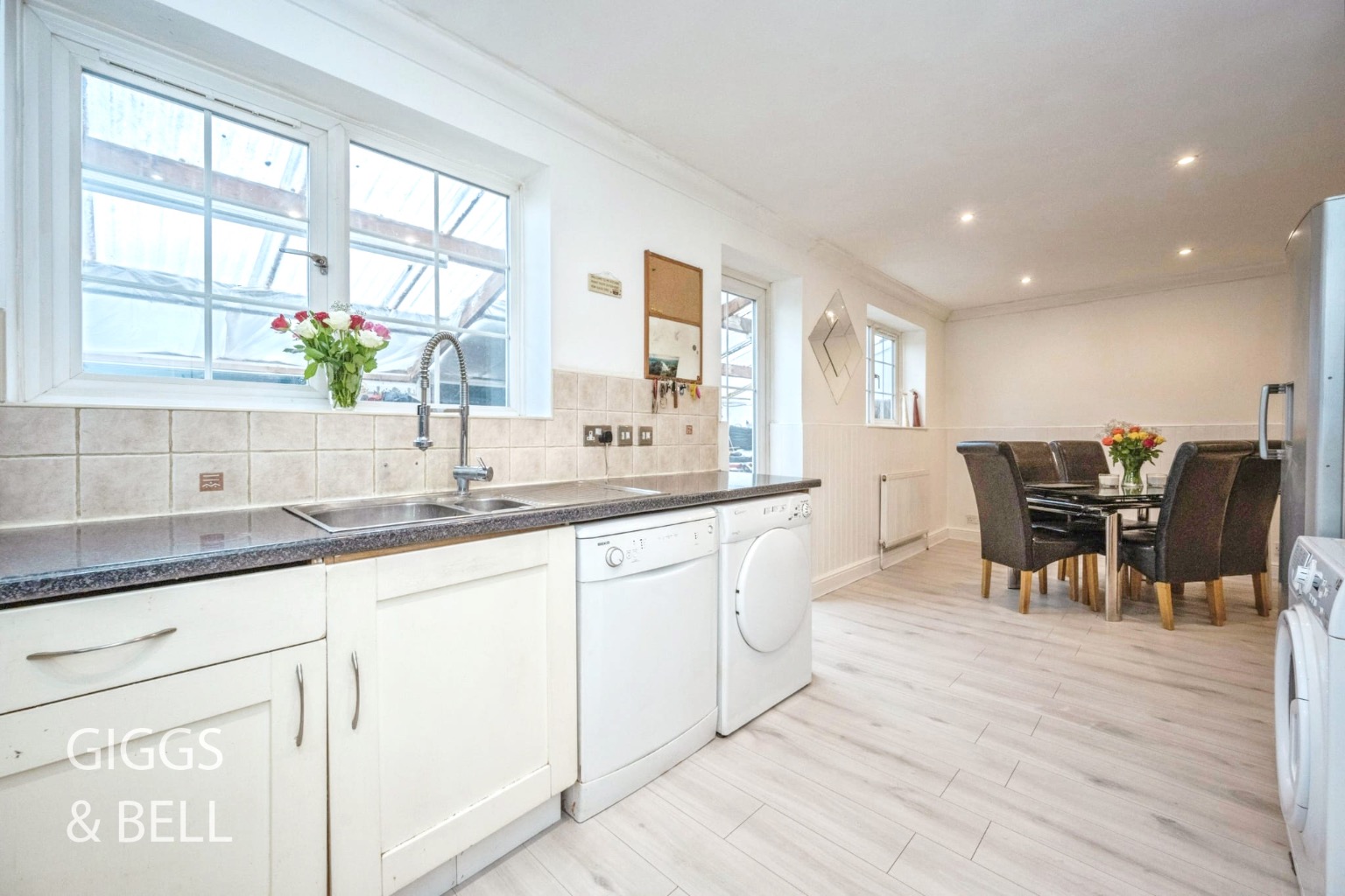 4 bed detached bungalow for sale in Lockhart Close, Dunstable 4