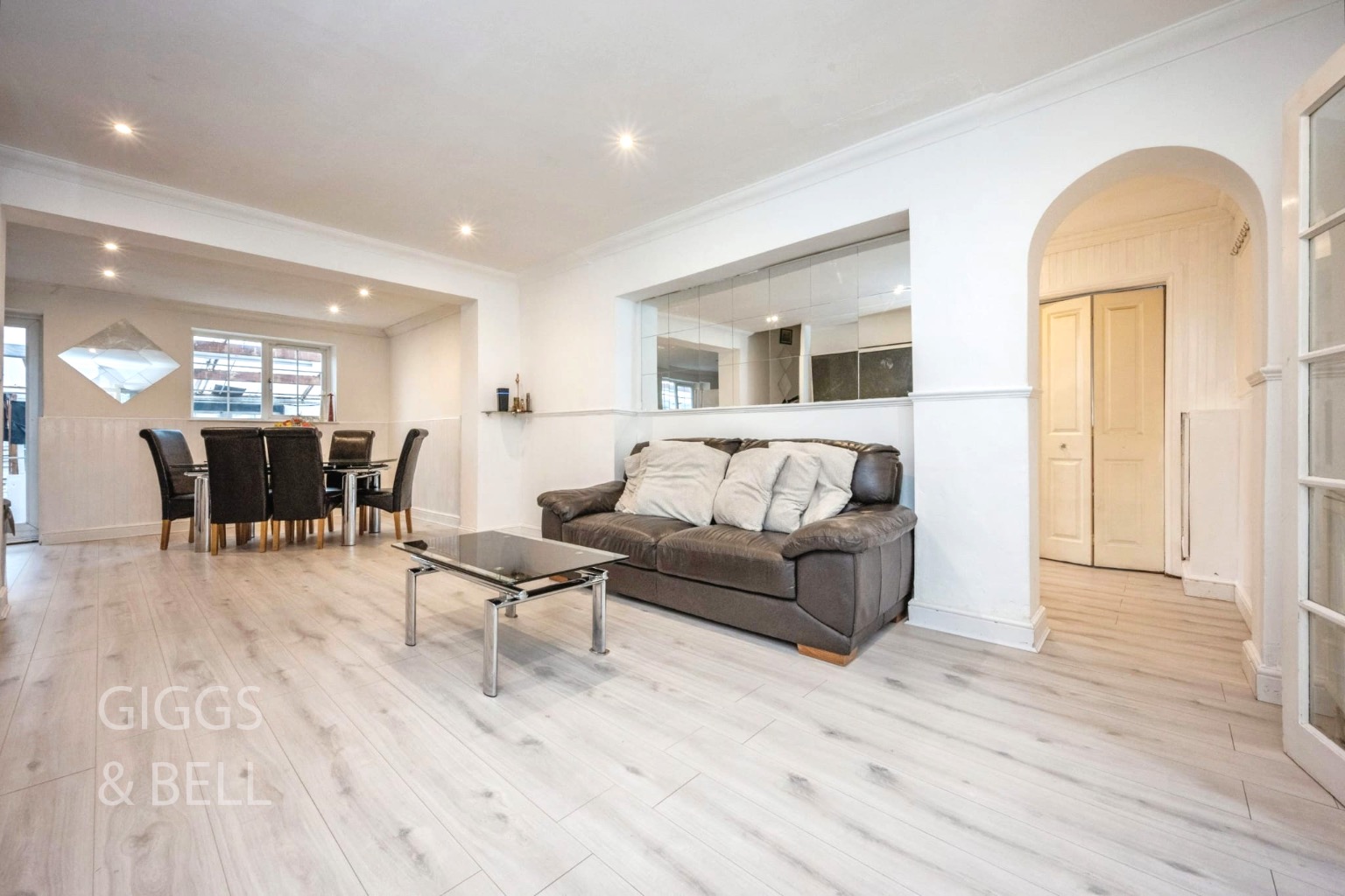 4 bed detached bungalow for sale in Lockhart Close, Dunstable 3