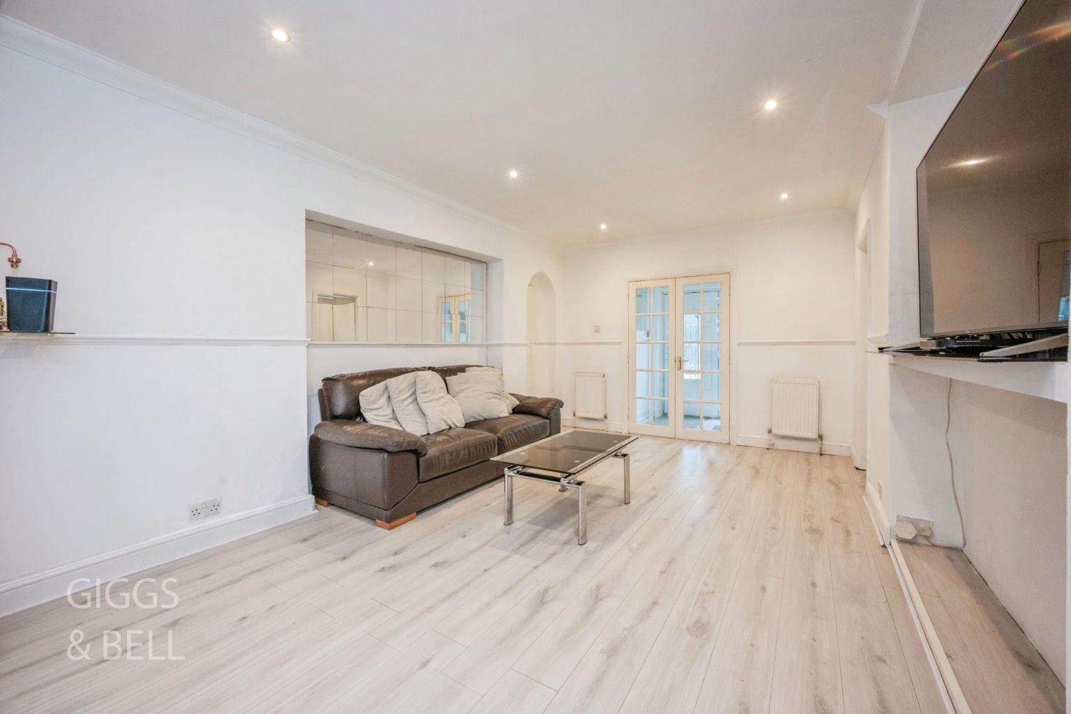 4 bed detached bungalow for sale in Lockhart Close, Dunstable 1