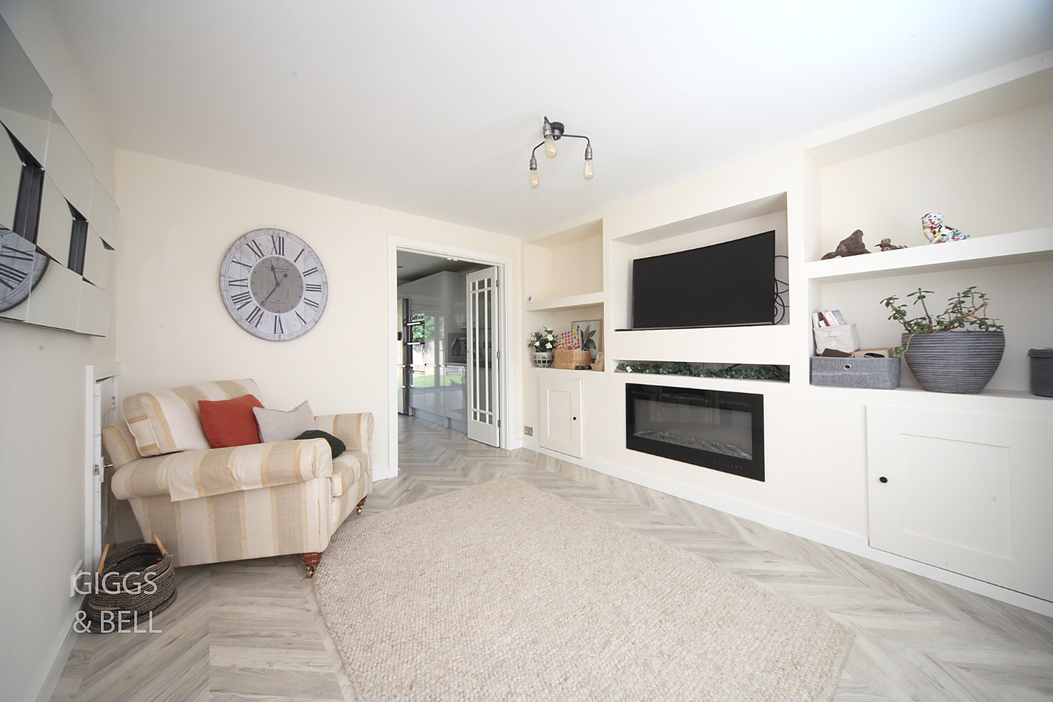4 bed semi-detached house for sale in Victoria Drive, Bedfordshire  - Property Image 2