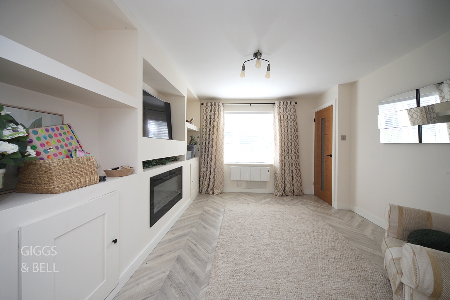 4 bed semi-detached house for sale in Victoria Drive, Bedfordshire 2