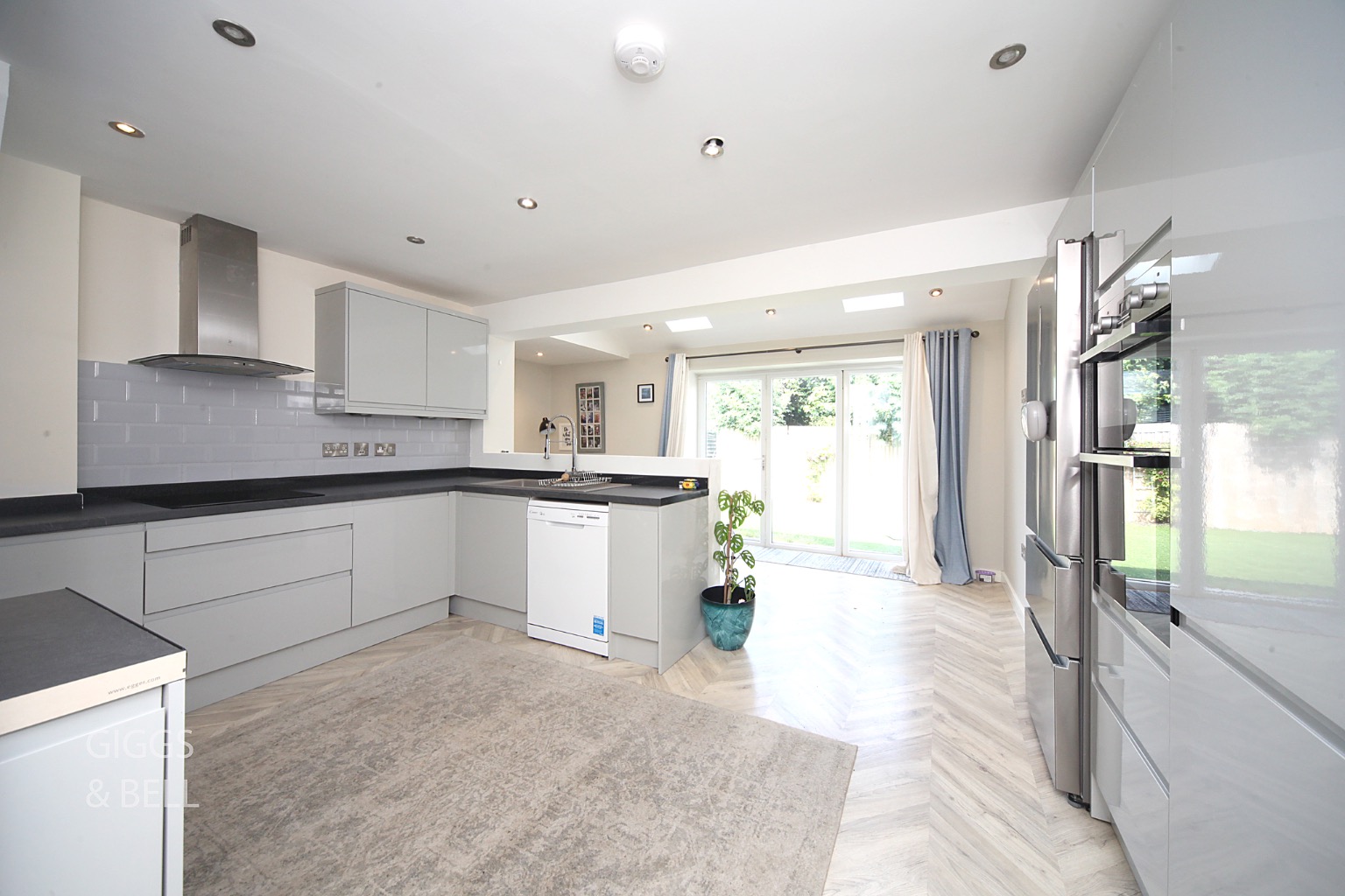 4 bed semi-detached house for sale in Victoria Drive, Bedfordshire  - Property Image 5