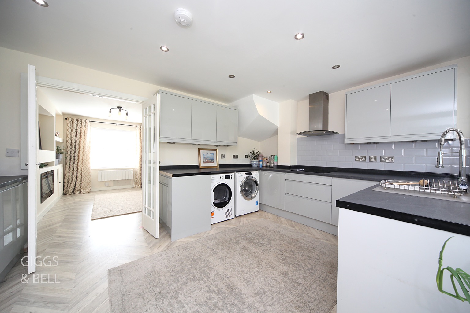 4 bed semi-detached house for sale in Victoria Drive, Bedfordshire  - Property Image 7