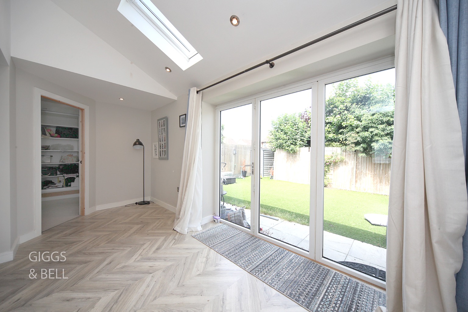 4 bed semi-detached house for sale in Victoria Drive, Bedfordshire 9