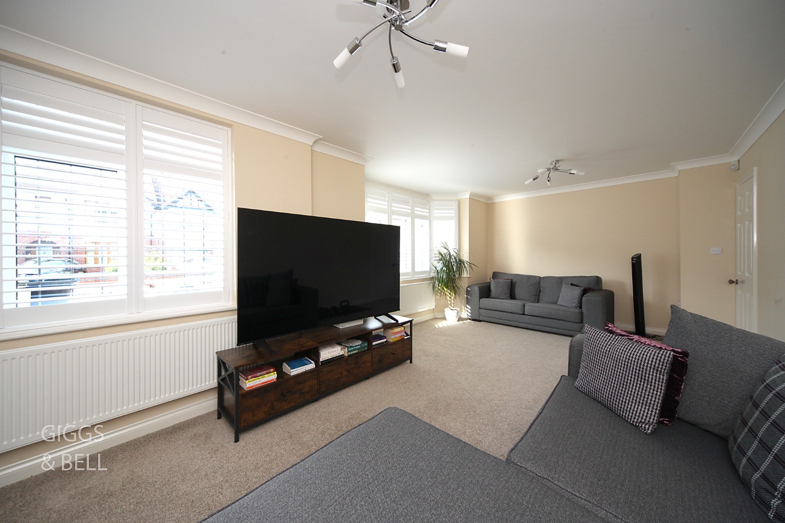 4 bed detached house for sale in Graham Gardens, Luton 2