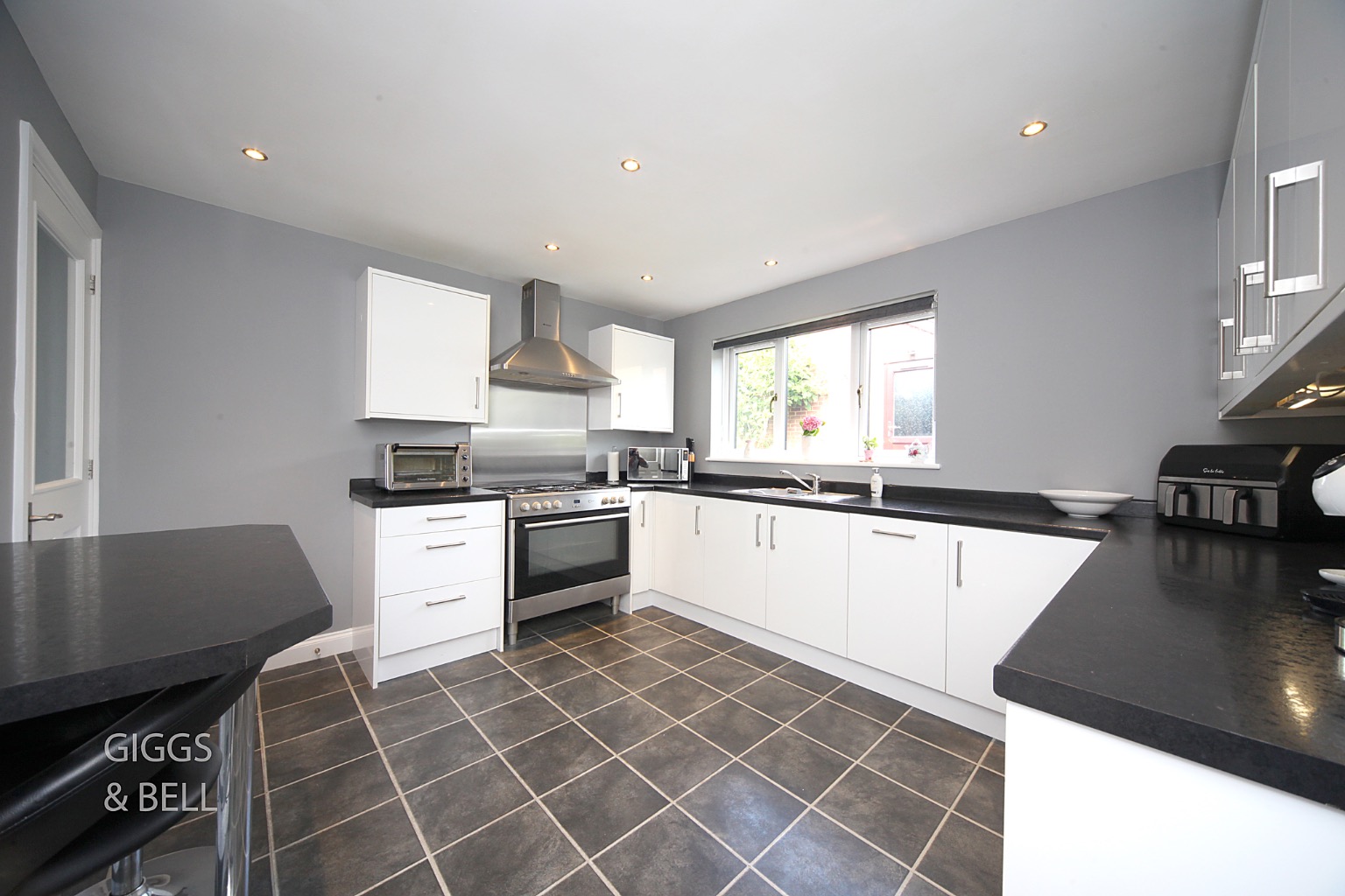 4 bed detached house for sale in Bellerby Rise, Luton  - Property Image 8