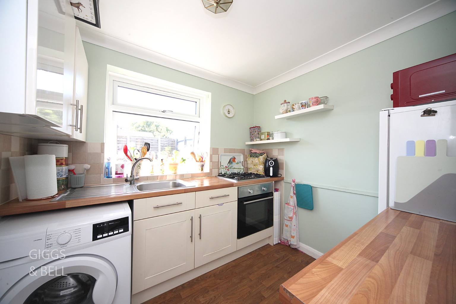 2 bed semi-detached bungalow for sale in Leagrave High Street, Luton  - Property Image 8