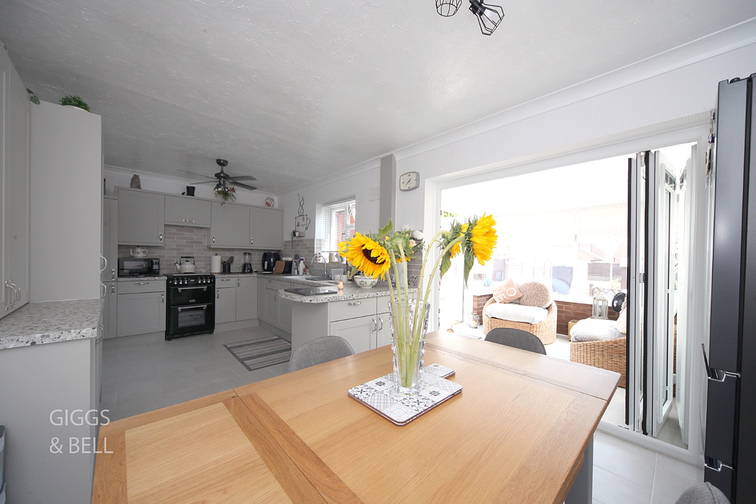 3 bed terraced house for sale in Friars Way, Luton 5