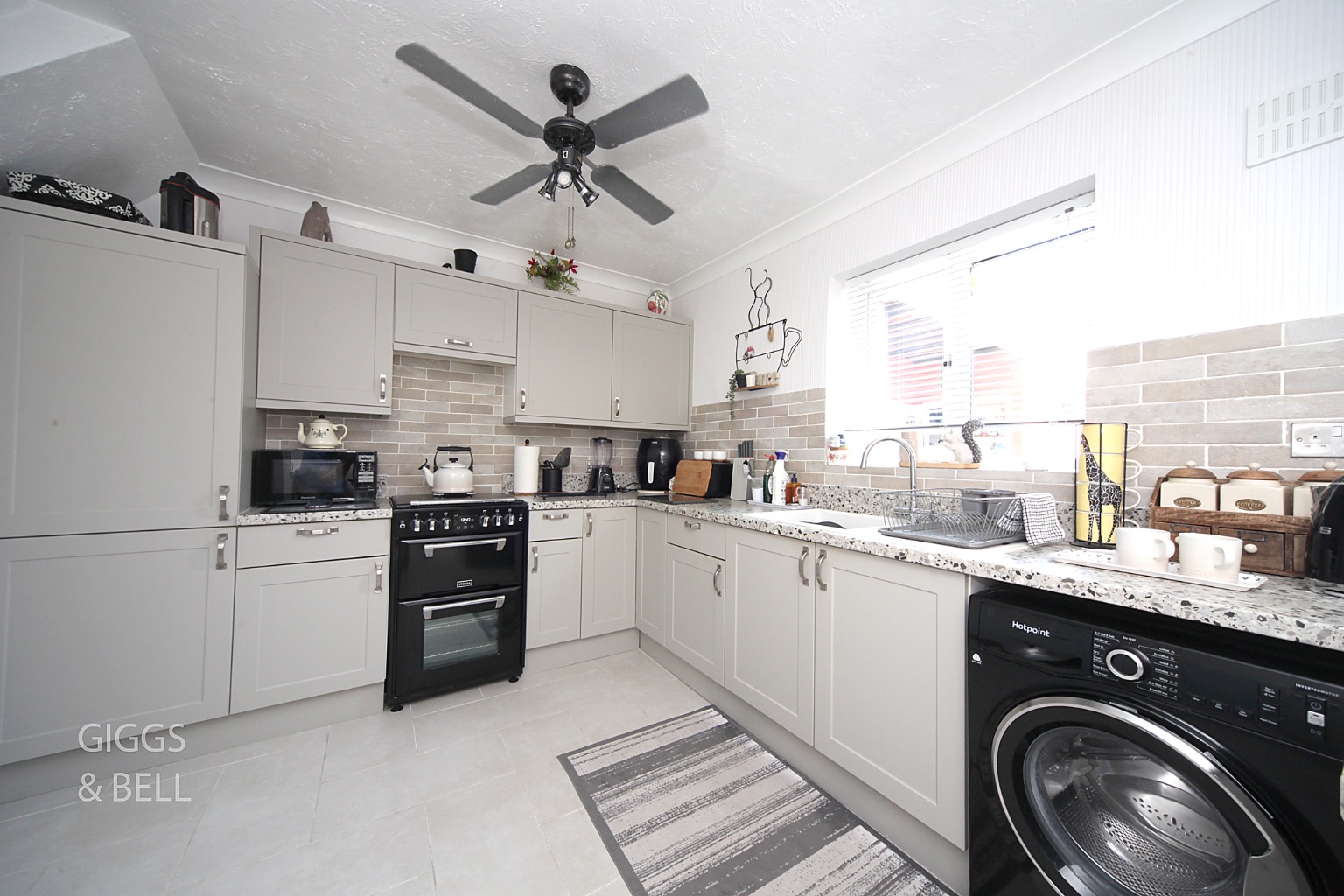 3 bed terraced house for sale in Friars Way, Luton 3