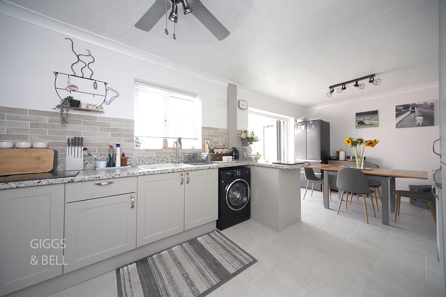 3 bed terraced house for sale in Friars Way, Luton 2