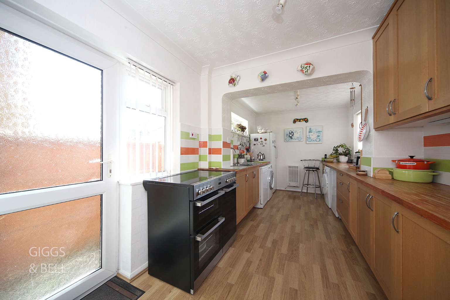 3 bed detached house for sale in Roman Road, Bedfordshire 4