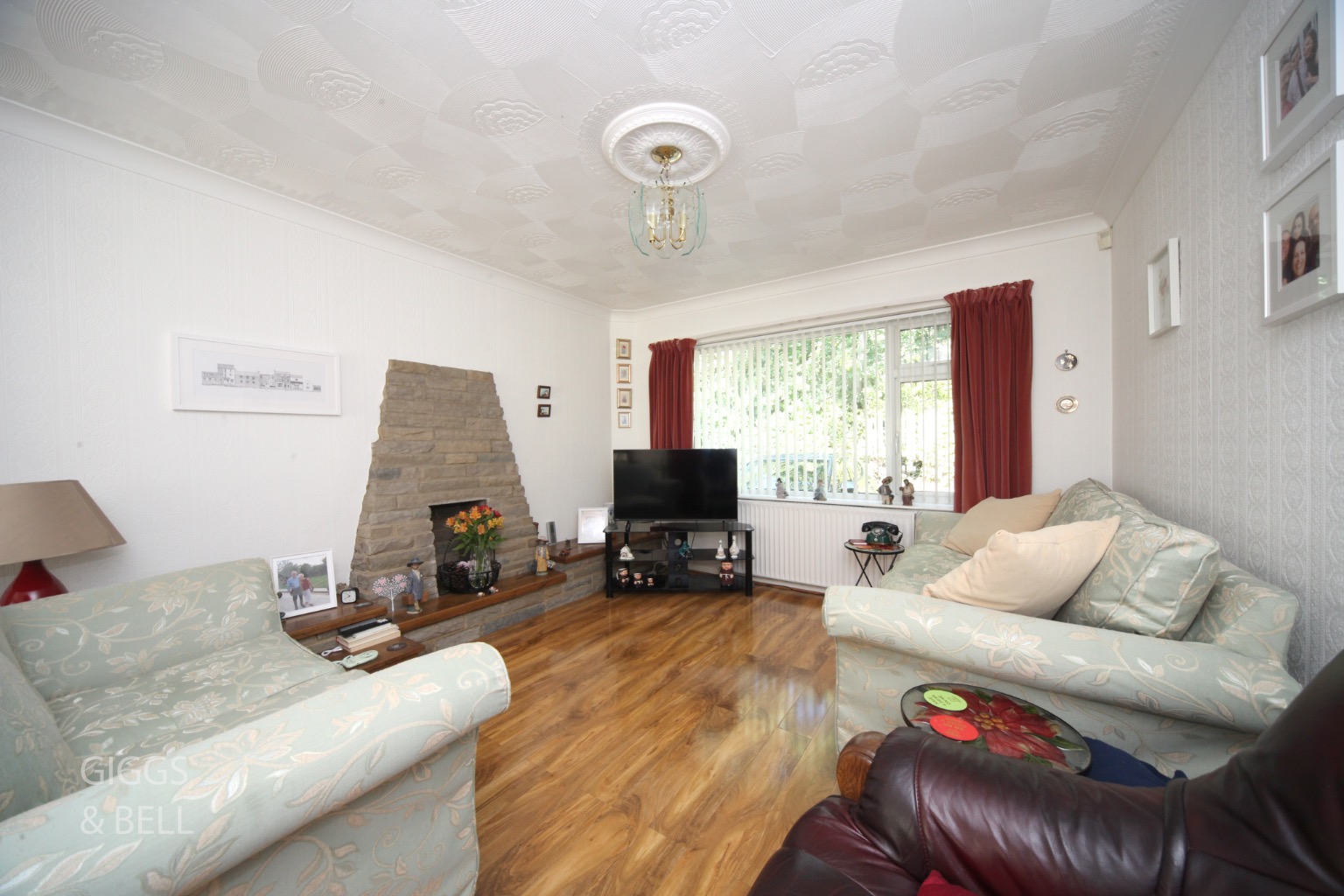 3 bed detached house for sale in Roman Road, Bedfordshire 2
