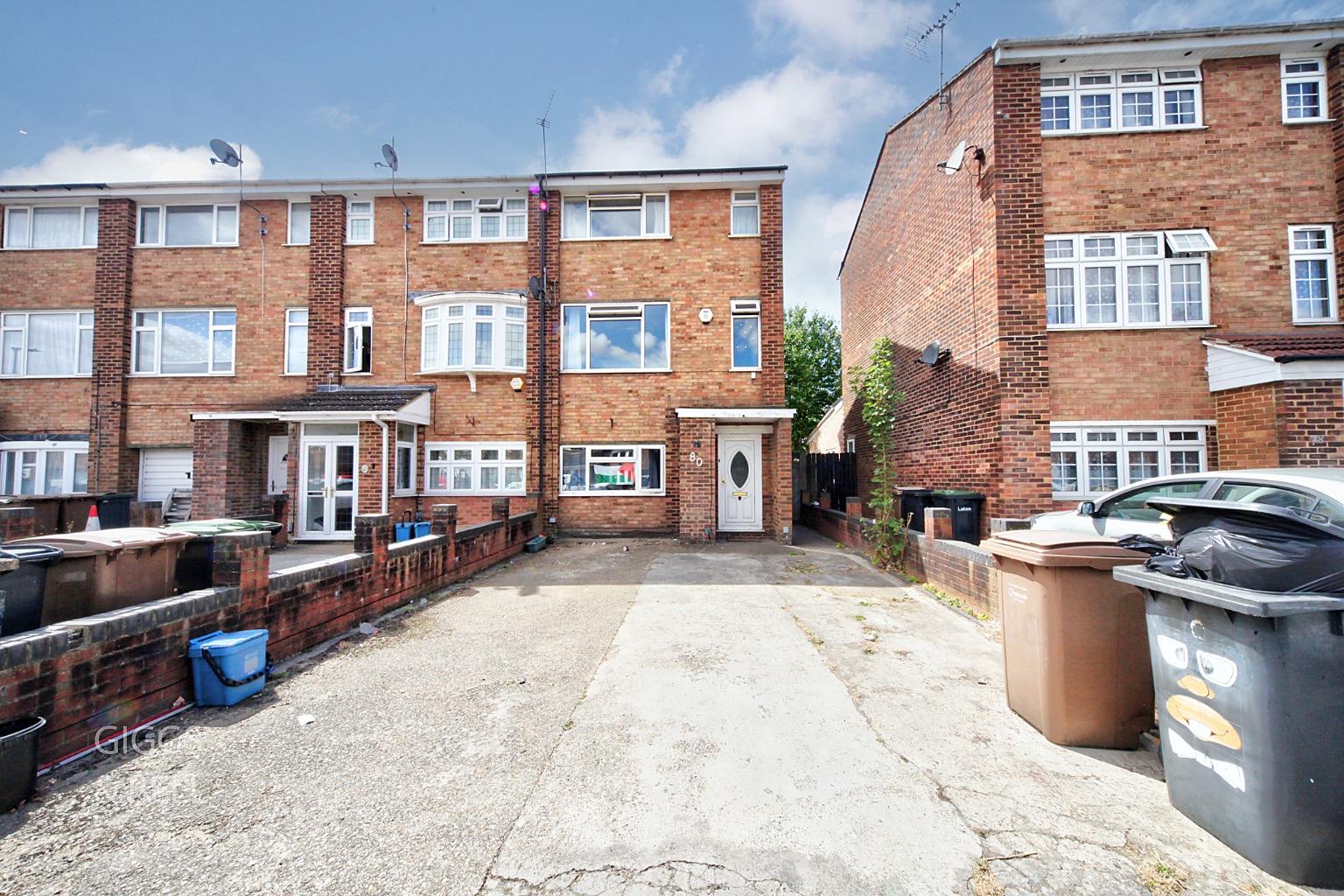 4 bed end of terrace house for sale in Tenby Drive, Luton - Property Image 1