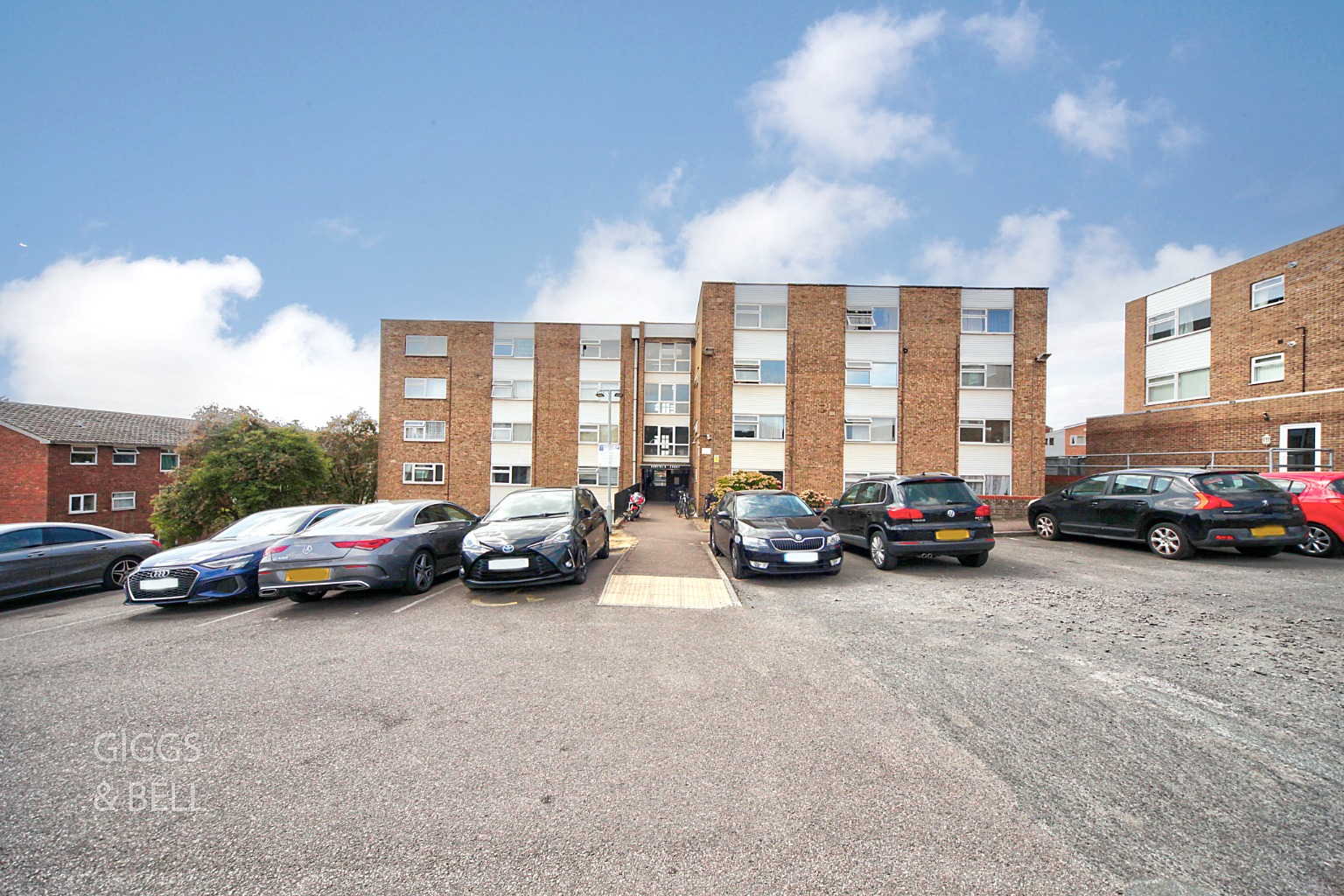 1 bed flat for sale in Burfield Court, Handcross Road, Luton, Bedfordshire, LU2 8JY