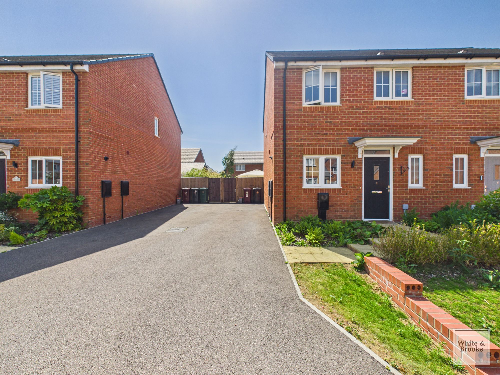 2 bed semi-detached house for sale in Petrel Way, Chichester, PO20 - Property Image 1