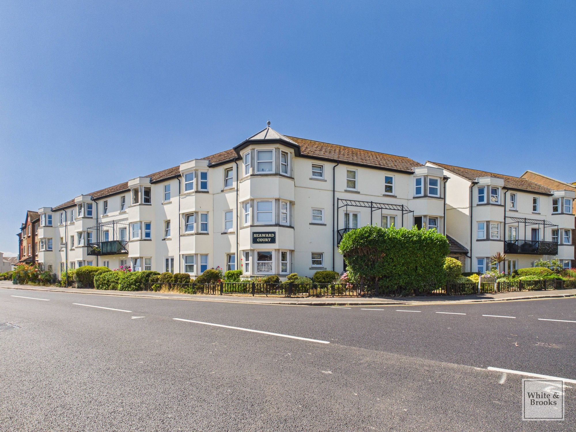 This beautifully presented one-bedroom flat offers a harmonious blend of modern style and practical living.