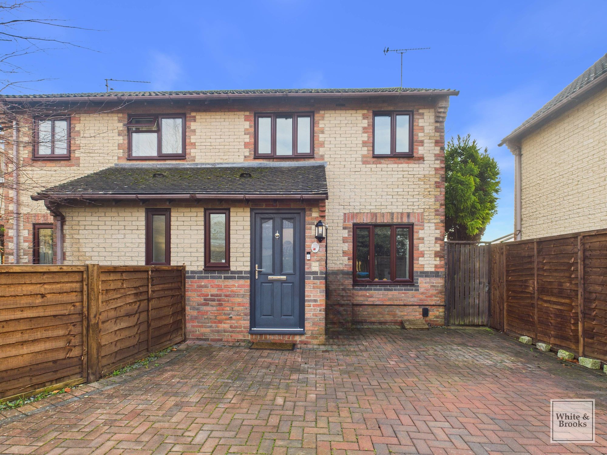 This beautifully presented three-bedroom, one-bathroom semi-detached house offers a contemporary and welcoming layout ideally suited to modern family living. Upon entering, you are greeted by a spacious reception room boasting a modern staircase, neutral decor, and ample natural light from a large window.